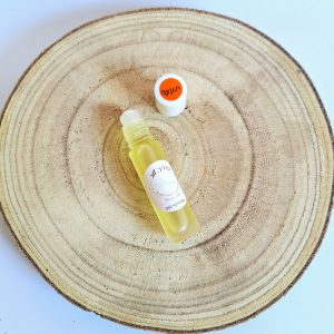 "רולר שמנים אתריים 'תנועה' – תערובת שמנים טבעיים בבקבוק זכוכית עם כדורית רול-און, לעידוד תנועה, שחרור רגשי והתקדמות. מתאים למריחה על נקודות הדופק ולשימוש יומיומי."